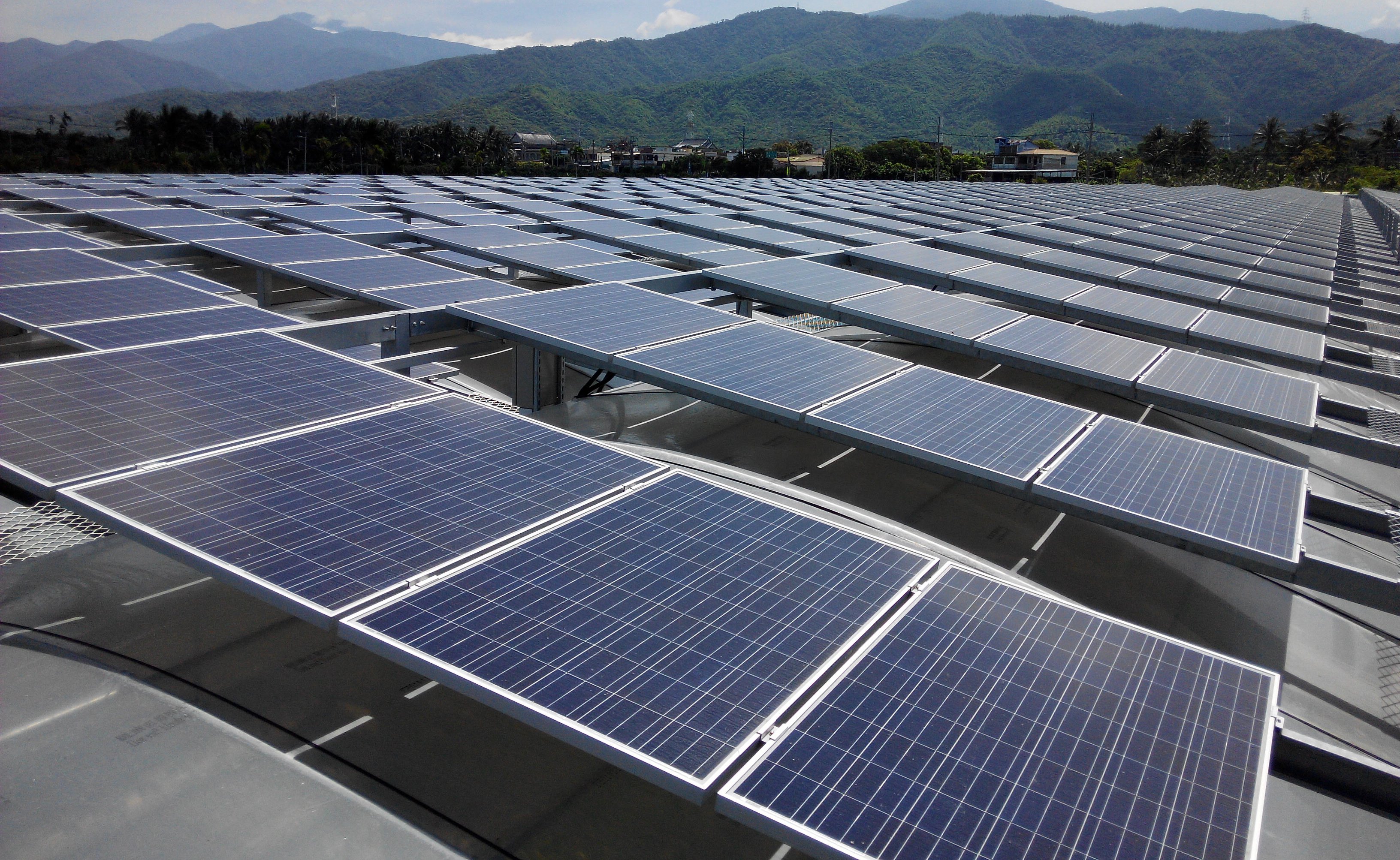 Bringing green-energy style to architecture! URE’s full-black aesthetic modules secure dual certifications and expand into Europe and the U.S.